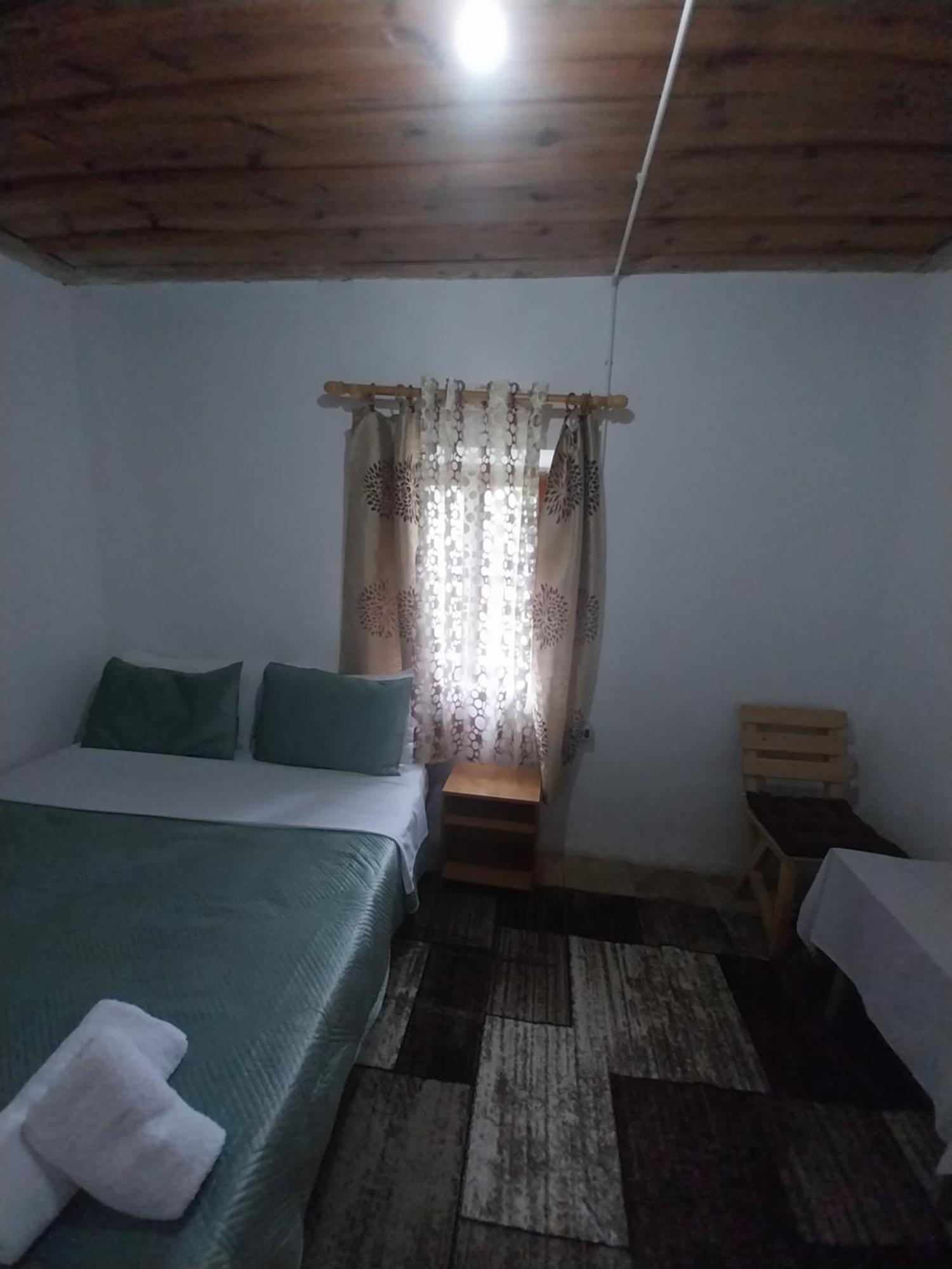 Dritan Tethorja Pensión 4*